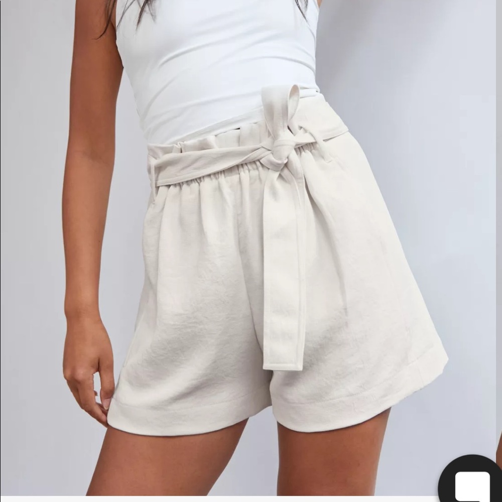 Aritzia Wilfred paper bag shorts in light birch